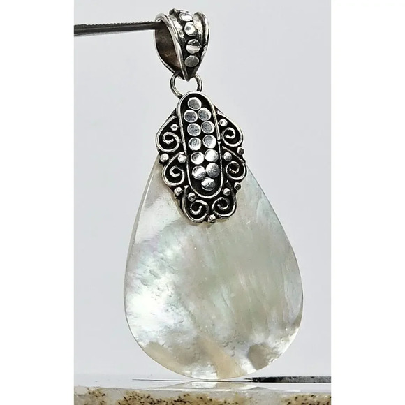 Unbranded Jewelry - 925 Sterling Silver & MOP Pendant
